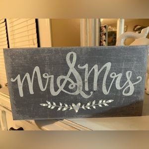 Mr & Mrs sign